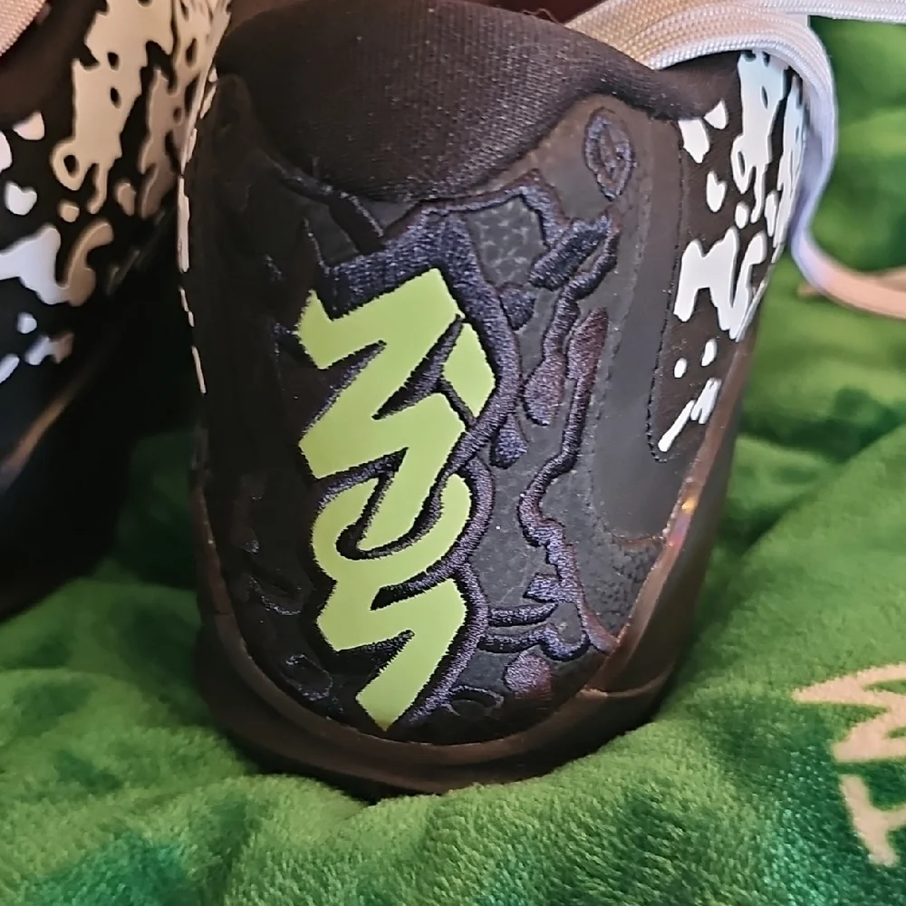 Jordan's Zion 3 Size 15, Runs Narrow - Picture 8 of 8